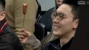 胡明轩被抢镜！解说：哎哟 这烤肠真香