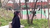 至于这么激动吗？小姐姐看到男生打篮球显得好兴奋啊🙊